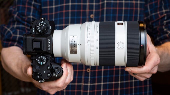 Lensa Sony Fe 50-150mm F2 GM melekat pada Sony A9 III, di tangan