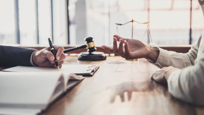Dua orang berdiskusi hukum di kantor