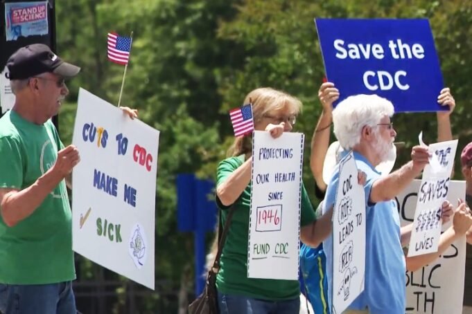 Anggota staf saat ini dan mantan bersatu di luar markas CDC di Atlanta pada hari Selasa. 