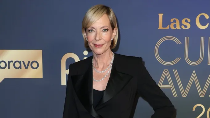 Allison Janney di Bradley Whitford West Reunion tentang Diplomat
