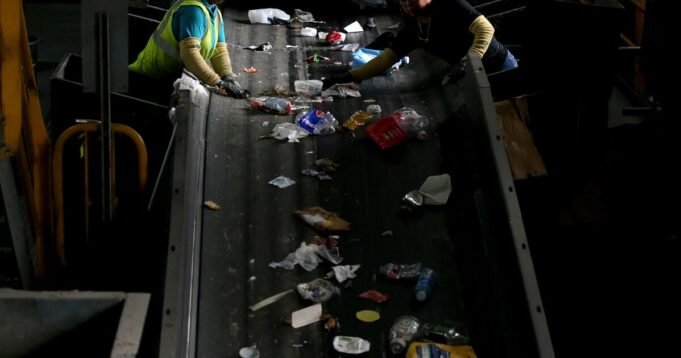 Anggota parlemen Mintalah Newsom, Badan Limbah untuk Mengikuti Hukum Legislasi Plastik
