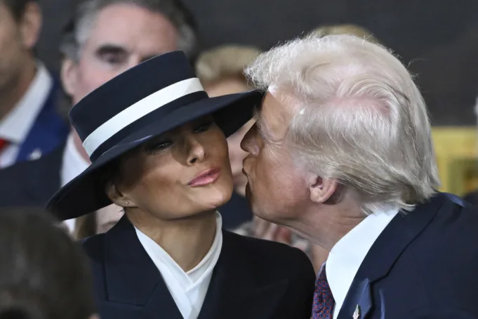 Apa f-ck rumah pertama Lomy Melania Trump Opera House?

