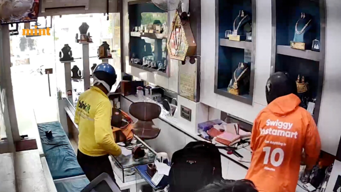 Watch: Thieves dressed as delivery boys rob jewellery shop in Ghaziabad, steal gold and silver worth  <span class='webrupee'>₹</span>20 lakh 