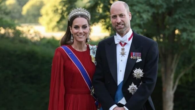 Catherine, Princess of Wales mengenakan tiara Knot Lover's Princess Diana, saksikan Kate Middleton berpaling di gaun merah Givenchy di perjamuan negara bagian dengan Pangeran William
