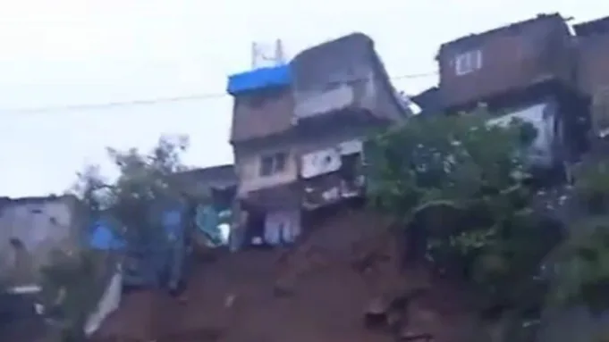 Houses collapsed amid heavy rains in Mumbai (Screenshot from video: @Indraje02944233)