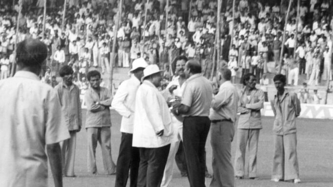 Dari Arsip: Ketika Zaheer Abbas yang dipimpin Pakistan berjalan keluar dari lapangan di Bengaluru ketika Gavaskar mendekati ton tes ke-28-nya
