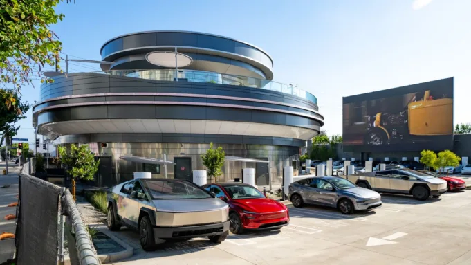 Diner drive-in futuristik Tesla adalah hal paling keren yang dibangun selama bertahun-tahun-begitulah rasanya di dalam
