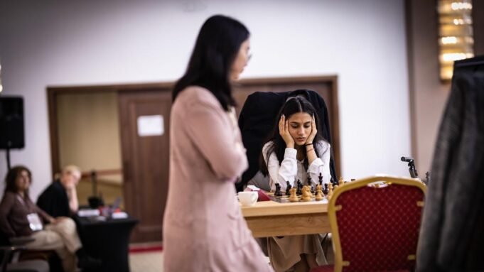 Divya Deshmukh mengalahkan Tan Zhongyi untuk memasuki final Piala Dunia Wanita 2025, mengamankan Calon Spot
