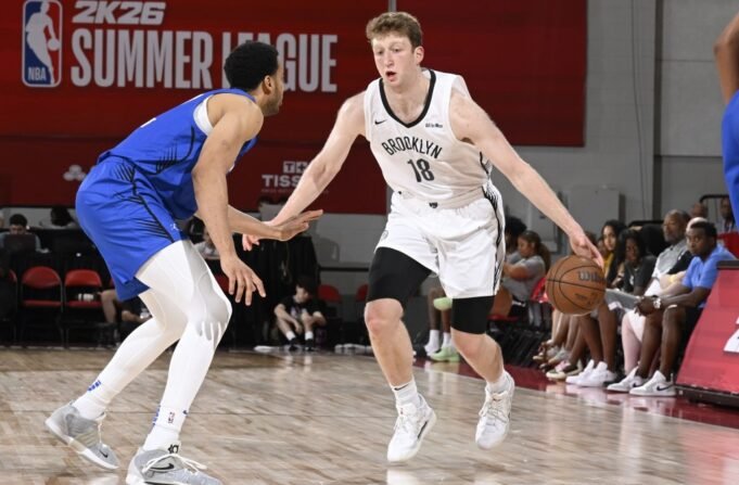 Danny Wolf, yang mencetak 18 poin, tampaknya akan bergerak selama kemenangan Nets '94-90 Summer League atas keajaiban pada 16 Juli 2025.