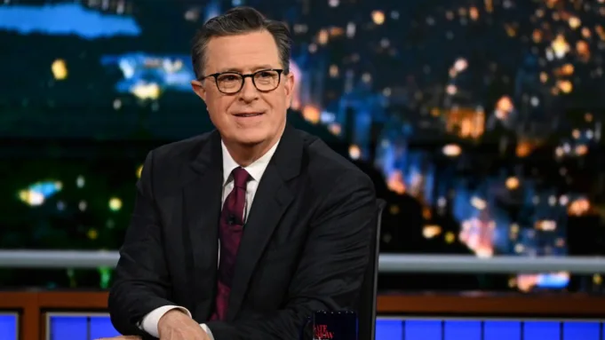 Elizabeth Warren mempertanyakan pembatalan 'Late Show' Stephen Colbert
