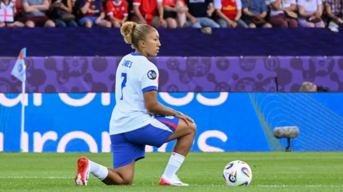 Euro 2025: Inggris untuk tidak berlutut di semifinal Italia karena penyalahgunaan rasis

