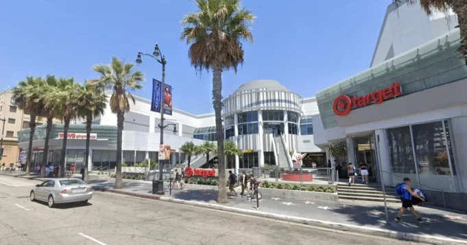 Co-Founder Tinder membeli properti Walk of Fame di Hollywood
