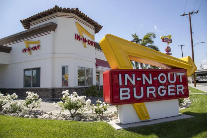 In-n-out menuntut pembuat konten atas lelucon karyawan palsu
