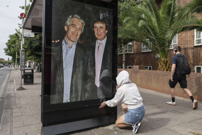 Jajak pendapat baru menemukan Trump di air panas di atas skandal Epstein
