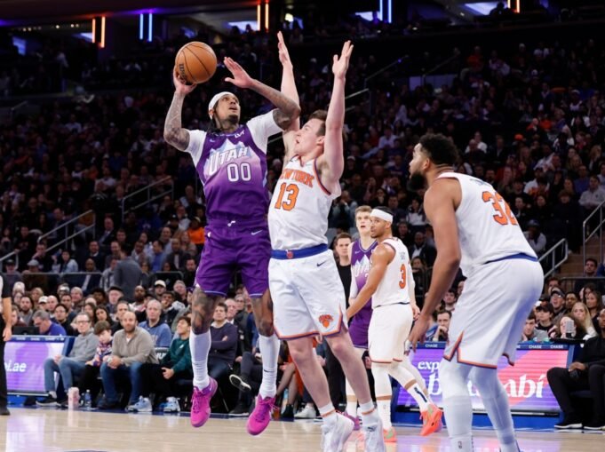 Pemain Jazz Utah Jordan Clarkson menembak pemain New York Knicks.