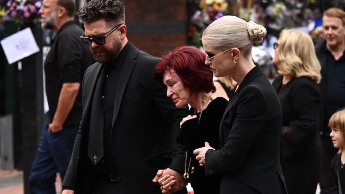 Keluarga dan penggemar Ozzy Osbourne berkabung di Prosesi Pemakaman Birmingham
