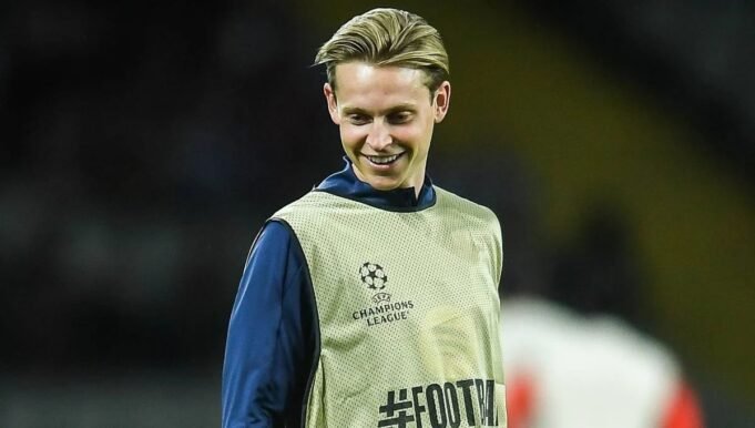 Frenkie de Jong warming up.