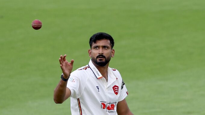 Khaleel Ahmed mengakhiri tugas Essex lebih awal karena alasan pribadi
