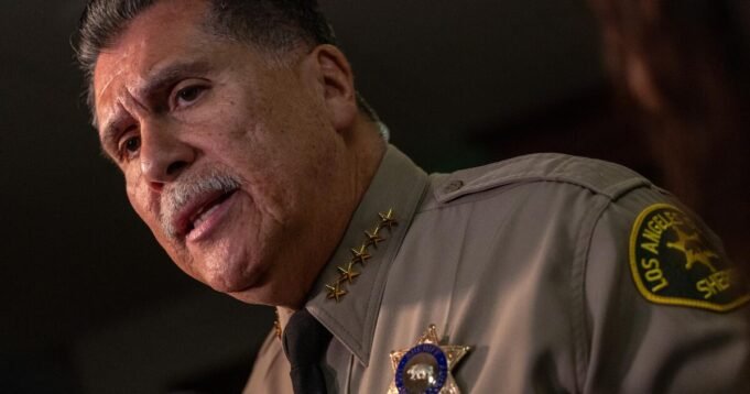 La County Sheriff mengatakan 'tidak ada pilihan' selain menghormati surat perintah es
