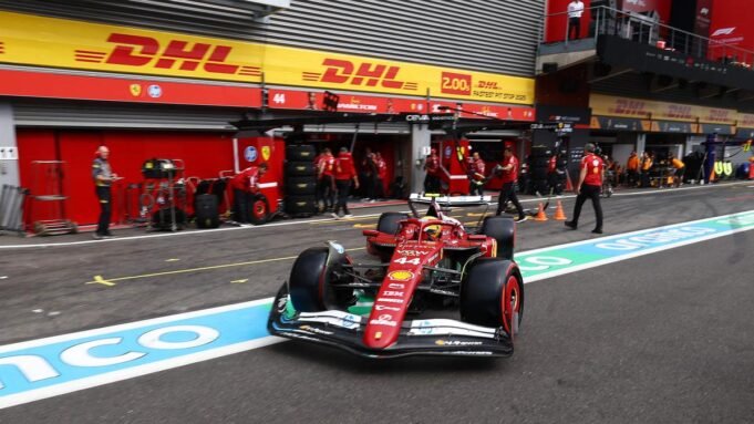 Lewis Hamilton memegang tangan setelah 'tidak dapat diterima' kualifikasi di Grand Prix Belgia
