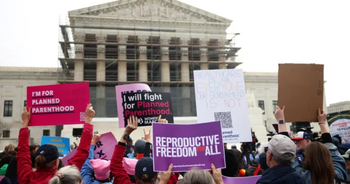 Mahkamah Agung mengatakan negara bagian dapat melarang wanita di Medicaid menggunakan klinik Planned Parenthood
