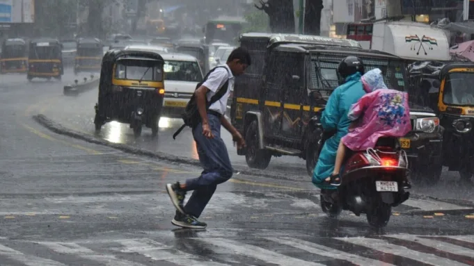 Mumbai Rain: Airline operators like IndiGo, SpiceJet and Akasa Air issued a travel advisory for flyers on Monday, 21 July 2025. 