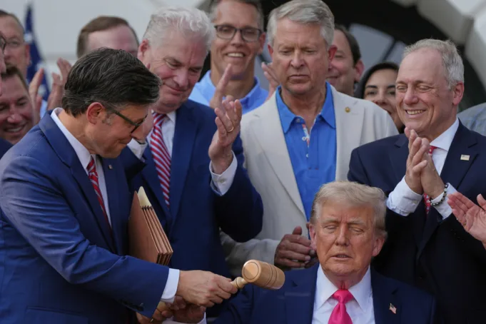 Partai Republik Kongres dengan senang hati menyerahkan kekuasaan mereka kepada Trump
