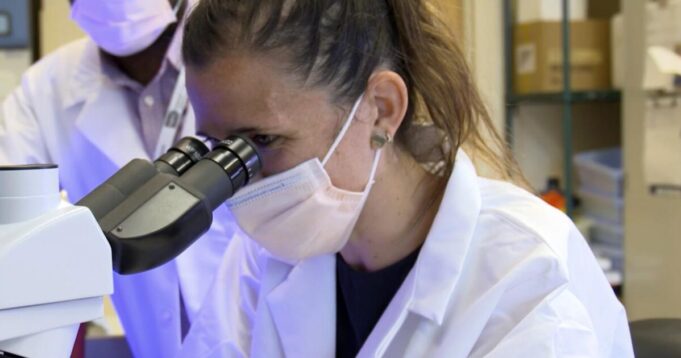 Pemotongan anggaran NIH mengancam masa depan penelitian biomedis - dan para ilmuwan muda
