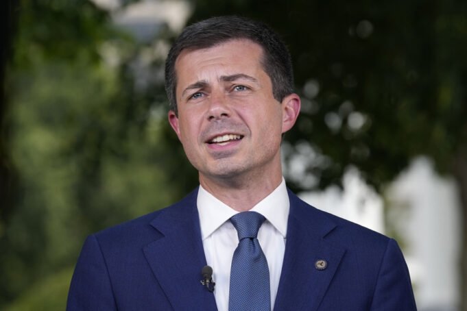 Pete Buttigieg membanting Perang Salib Anti-Dei Trump
