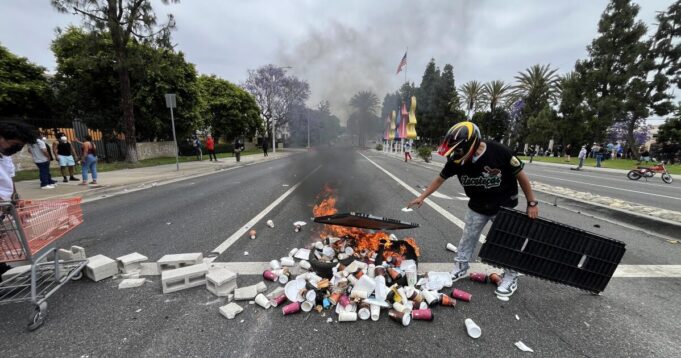 Pria California dituduh melemparkan blok ke agen federal ditangkap
