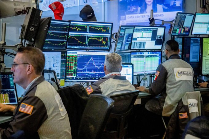 S&P 500 ditutup sedikit lebih rendah hari itu setelah komentar itu. Trump merobek Powell lagi Kamis, mengatakan kursi fed biaya AS “ratusan.