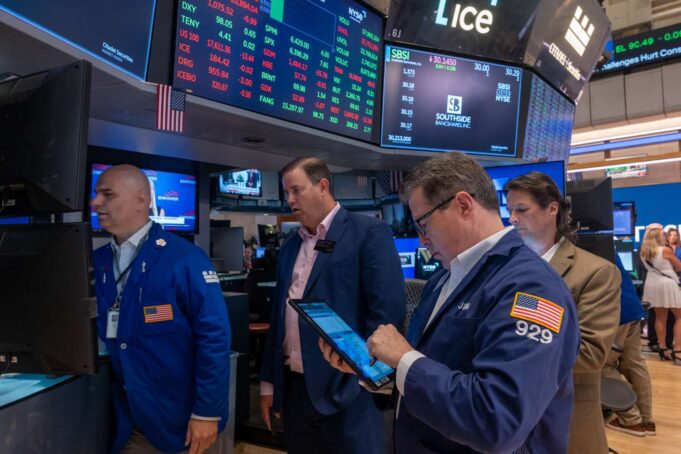 S&P 500 naik 4, 6 %, sedangkan Nasdaq naik 6, 7 %. Dow telah berkinerja buruk tetapi masih menyemprotkan kemajuan satu minggu sebesar 2, 5 %.