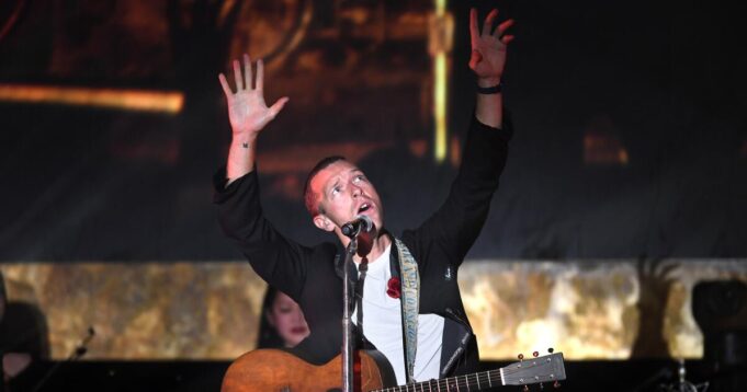 Saat kisah ciuman ciuman coldplay memudar, ingatan mereka hidup
