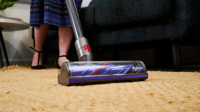 "Semakin lambat Anda pergi, semakin banyak Anda akan mengambil" - Dyson Engineer mengungkapkan teknik pembersihan vakum yang paling efisien, didukung oleh sains
