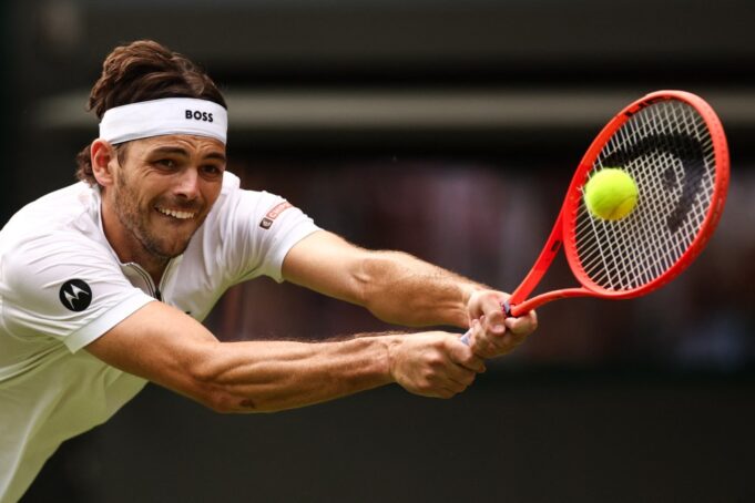 Taylor Fritz beraksi di Wimbledon.