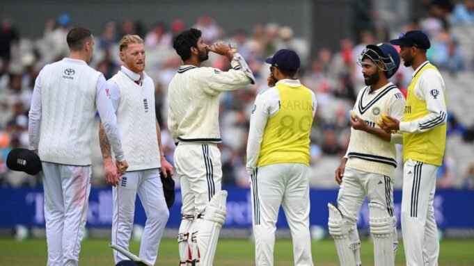 Tonton: Jadeja, Washington Menolak Benda Ben Stokes 'Hak jabat tangan dalam drama sesi akhir di Old Trafford
