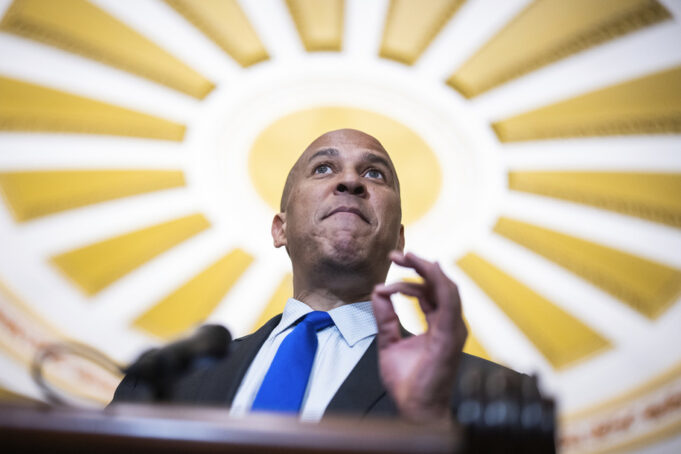 Tonton 'panggilan bangun' Cory Booker yang berapi-api untuk sesama Demokratnya
