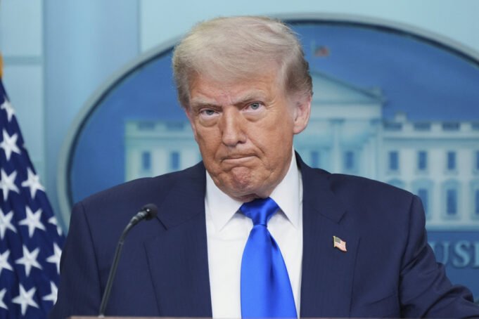 Trump memiliki file Epstein di otak saat presser keluar dari rel
