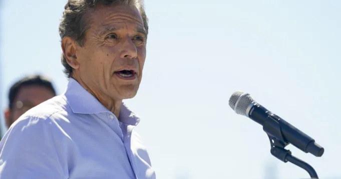 Villaraigosa menggandakan bahan bakar fosil dalam ras gubernur

