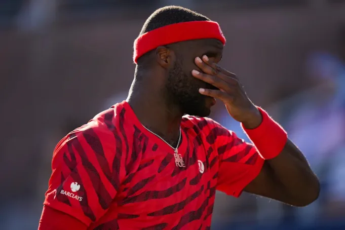 Frances Tiafoe, dari Amerika Serikat, bereaksi setelah rapat umum melawan Jan-Lennard Struff, dari Jerman, selama putaran ketiga Kejuaraan Tenis Terbuka AS, Jumat, 29 Agustus 2025, di New York. (Foto AP/Seth Wenig)