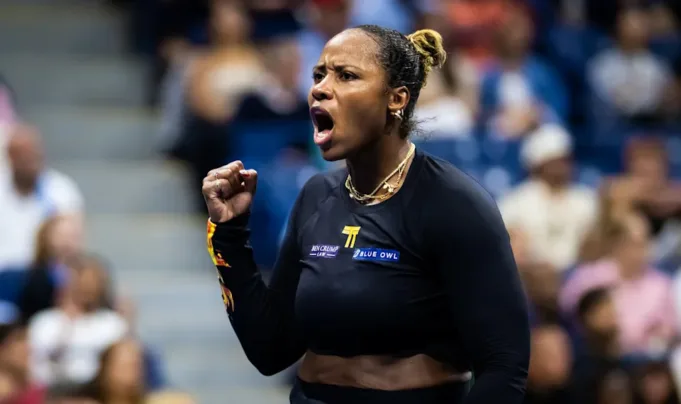NEW YORK, NEW YORK - 29 Agustus: Taylor Townsend dari Amerika Serikat beraksi melawan Mirra Andreeva di babak ketiga pada hari ke 6 Open AS di USTA Billie Jean King National Tennis Center pada 29 Agustus 2025 di New York City (foto oleh Robert Prange/Getty Images)