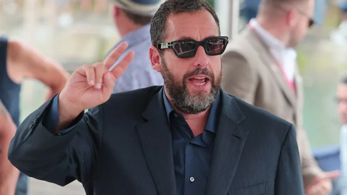 Adam Sandler mengatakan 'Jay Kelly' adalah hadiah di konferensi pers Venice
