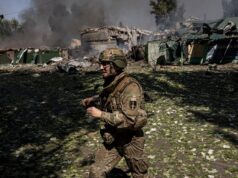 Seorang prajurit dari brigade mekanik terpisah ke -33 Ukraina di tempat kejadian di mana bom Glide Rusia melanda beberapa menit sebelumnya di dekat Pokrovsk minggu lalu.