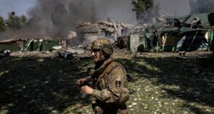 Seorang prajurit dari brigade mekanik terpisah ke -33 Ukraina di tempat kejadian di mana bom Glide Rusia melanda beberapa menit sebelumnya di dekat Pokrovsk minggu lalu.