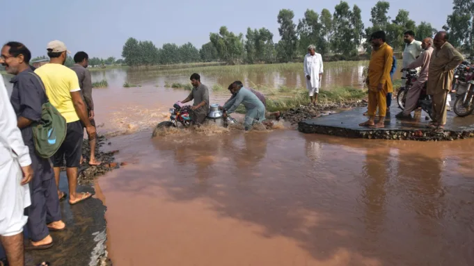 Banjir di Punjab Pakistan meninggalkan banyak orang tanpa bantuan saat penyelamat berlomba untuk mengevakuasi
