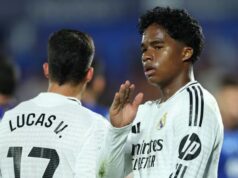 Endrick menjelaskan sesuatu kepada Lucas Vazquez.