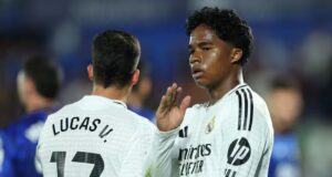 Endrick menjelaskan sesuatu kepada Lucas Vazquez.