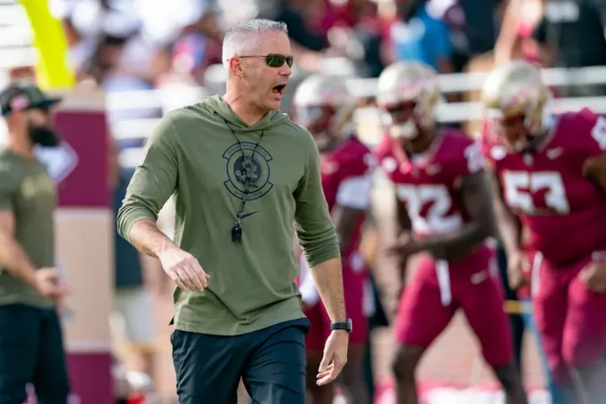 Tallahassee, FL - 02 November: Kepala pelatih Florida State Seminoles Mike Norvell berteriak selama pemanasan sebelum pertandingan sepak bola perguruan tinggi antara North Carolina Tar Heels dan Florida State Seminoles pada 2 November 2024 di Doak Campbell di Tallahassee, FL. (Foto oleh Chris Leduc/Ikon Sportswire via Getty Images)