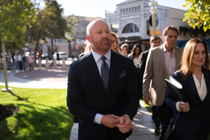 Mathew Bowyer, seorang taruhan California Selatan yang mengambil ribuan taruhan olahraga dari mantan penerjemah bintang bisbol Shohei Ohtani, tiba di pengadilan federal untuk hukuman, Jumat, 29 Agustus 2025, di Santa Ana, California (AP Photo/Jae C. Hong)