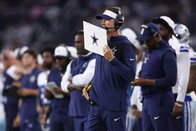 ARLINGTON, Texas - 22 Agustus: Pelatih kepala Dallas Cowboys Brian Schottenheimer melihat dari sampingan selama paruh pertama pertandingan pramusim NFL 2025 melawan Atlanta Falcons di Stadion AT&T pada 22 Agustus 2025 di Arlington, Texas. (Foto oleh gambar Sam Hodde/Getty)